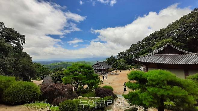 부석사 무량수전 앞마당에서 바라본 전방 풍경은 첩첩이 겹친 녹색 능선들이 마치 파도가 바람이 일렁이는 모습을 보는 듯 하다. /사진-투어코리아 DB