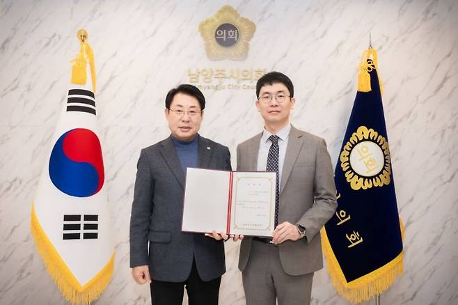 조성대 남양주시의회 의이 11일 의장실에서 법률고문 위촉식을 열고 한장헌 변호사를 의회 법률고문으로 신규 위촉하고 있다. 남양주시의회 제공