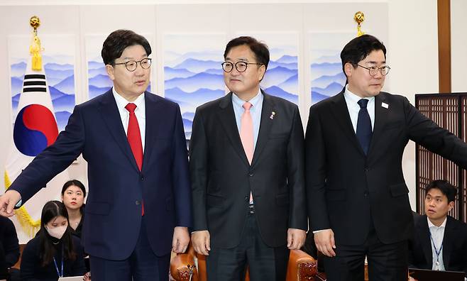 국민의힘 권성동 원내대표(왼쪽부터), 우원식 국회의장, 더불어민주당 박찬대 원내대표가 10일 서울 여의도 국회 의장실에서 열린 국정협의회에 앞서 기념 촬영하고 있다./남강호 기자
