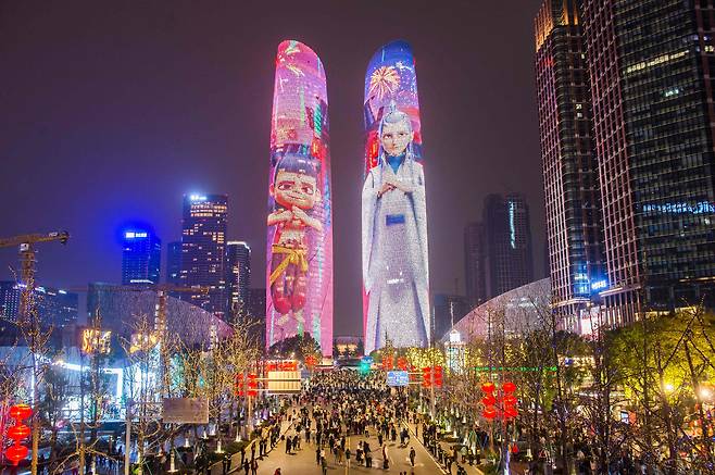 2월 12일  중국 남서부 쓰촨성 청두의 고층빌딩에 애니메이션 '너자2'의 캐릭터가 비춰지고 있다. /AFP 연합뉴스