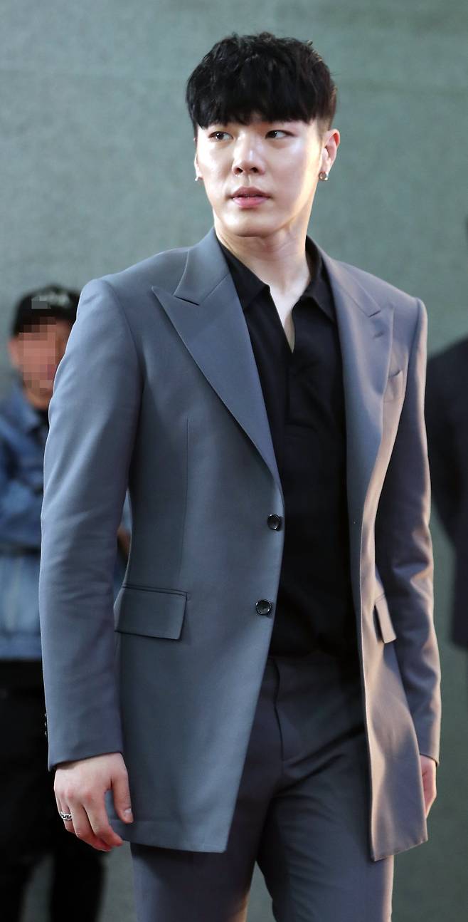 가수 휘성이 지난 2019년 5월 서울 여의도 국회 의원회관에서 열린 '제7회 대한민국 예술문화인대상'에 음반프로듀서부문 수상자로 참석하고 있다. /뉴스1