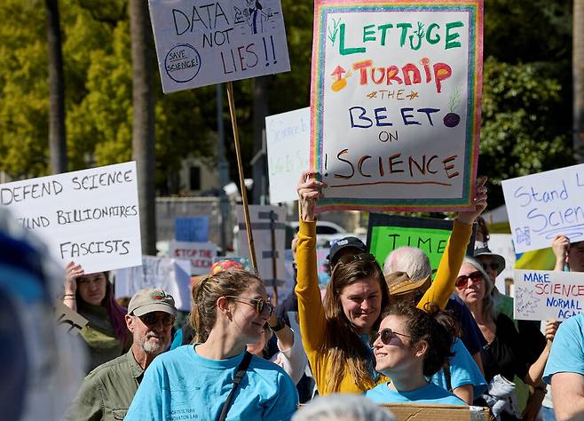 지난 3월7일(현지시각) 미국 캘리포니아주 캘리포니아 의사당에서 열린 ‘과학을 위해 일어서라’ 행진에 참여하고 있는 사람들의 모습. 로이터/연합뉴스