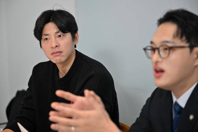 김희현(왼쪽) 발레리노와 대리인 김민호 변호사가 5일 서울 중구 한국일보 본사에서 인터뷰를 하고 있다. 정다빈 기자