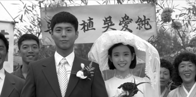 드라마 '폭싹 속았수다'에서 결혼식을 올리는 애순(아이유)과 관식(박보검). 넷플릭스 제공