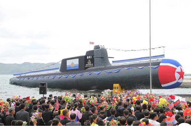 지난 2023년 김정은 북한 노동당 총비서가 잠수함 진수식에 참석했다고 노동신문이 보도했다. 노동신문은 이 잠수함의 이름을 '김군옥영웅함'으로 명명했다고 전했다. 평양=노동신문 뉴스1
