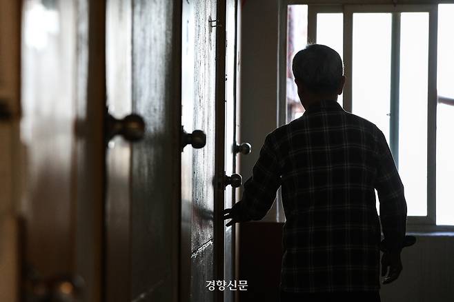 겨울철 서울 시내 한 쪽방촌에서 한 입주민이 방으로 들어가고 있다. 성동훈 기자