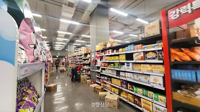 서울시내 한 홈플러스 매장에서 직원이 과자제품을 진열하고 있다. 진열대 곳곳이 비어있으며 기존 제품도 듬성듬성 진열돼 있다. 이성희 기자