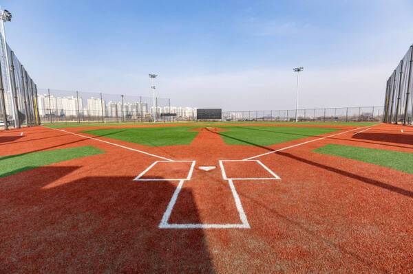 황구지천 생태수자원센터 상부 공간에 만들어진 야구장. 수원시 제공