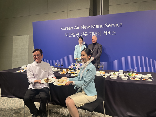 대한항공은 11일 오전 그랜드 하얏트 인천에서 기내식 신메뉴와 업그레이드 된 기내 서비스를 공개했다. [사진=안서진 기자]