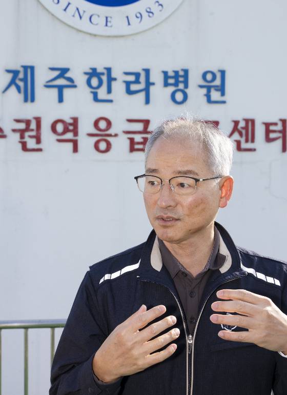 지난 7일 오전 제주도 제주시 제주한라병원 옥상에 자리한 닥터헬기 앞에서 구홍두 한라병원 항공의료부장이 기자들과 인터뷰하고 있다. /사진제공=보건복지부