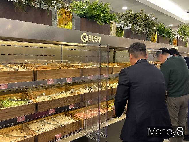 쿠우쿠우가 경기 안산시에 '쿠우쿠우 골드 안산점'을 오픈한다. 10일 오후 쿠우쿠우 골드 안산점 오픈 리허설 참석자들이 식재료를 담고 있다. /사진=김서현 기자