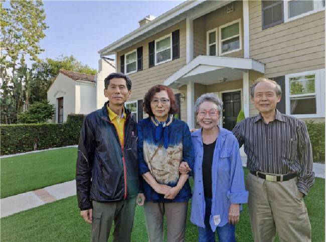 고 김영애(오른쪽 두 번째) 작가와 그 부군(맨 오른쪽)이 필자(맨 왼쪽) 부부와 함께 찍은 사진.