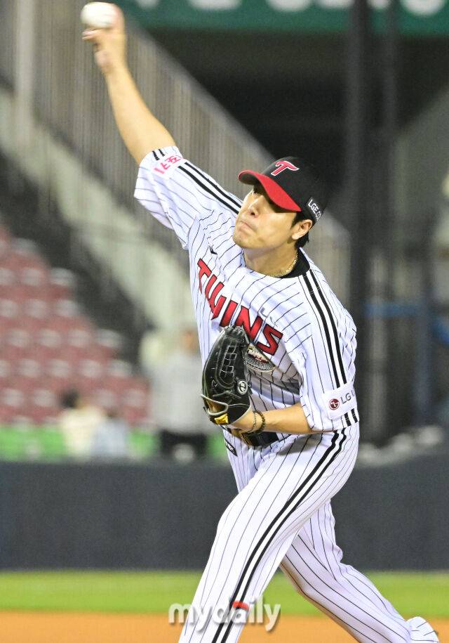 2024년 4월 5일 오후 서울 잠실야구장에서 진행된 '2024 신한 SOL 뱅크 KBO 리그' KT-LG의 경기. LG 김진성이 9회초 구원 등판해 역투를 펼치고 있다./마이데일리