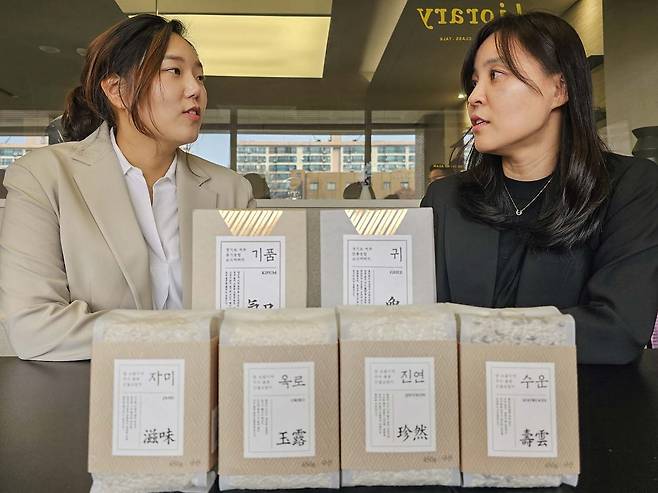 주서빈(왼쪽부터) 밥 소믈리에와 이용순 신세계백화점 한식연구소 부장이 ‘발효:곳간’을 설명하고 있다.  [신세계백화점 제공]