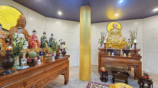 바나산 영응사 석가모니 불상 내부 법당