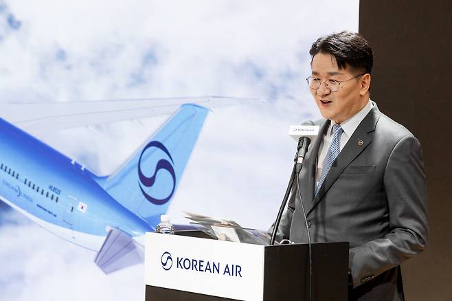조원태 한진그룹 회장이 대한항공 신규 CI를 발표하고 있다. [대한항공 제공]