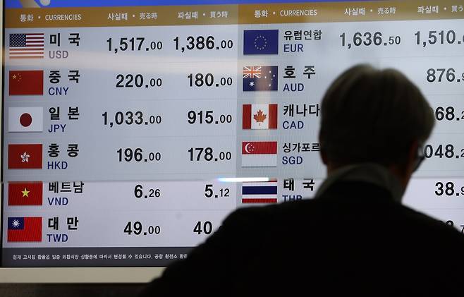 11일 외환시장에서 오전 9시10분 원/엔 재정환율은 100엔당 994.21원을 기록했다. 원/엔 환율이 990원을 넘은 것은 2023년 4월 27일(1,000.26원) 이후 처음이다. 사진은 이날 서울 김포공항 은행 환전소 모습. [연합]