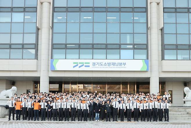조선호 경기도소방재난본부장이 퇴임식 후 경기소방 직원들과 단체사진을 찍고 있다. (사진=경기도소방재난본부 제공) *재판매 및 DB 금지