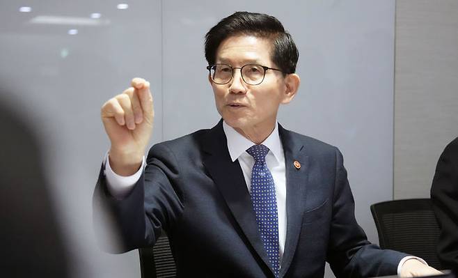 [세종=뉴시스] 김문수 고용노동부 장관이 10일 오후 정부세종청사에서 출입기자단과 간담회를 갖고 있다. 2025.03.10. (사진=고용노동부 제공) *재판매 및 DB 금지