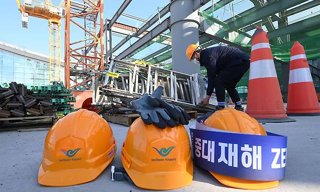 건설 현장 앞 안전모와 장갑. 연합뉴스