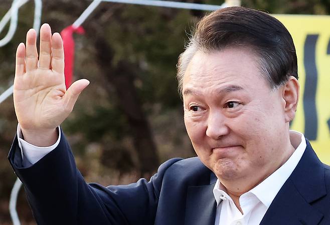 윤석열 대통령이 구속취소로 석방된 8일 경기 의왕시 서울구치소에서 풀려나 지지자를 향해 손을 들어 인사하고 있다. 뉴스1