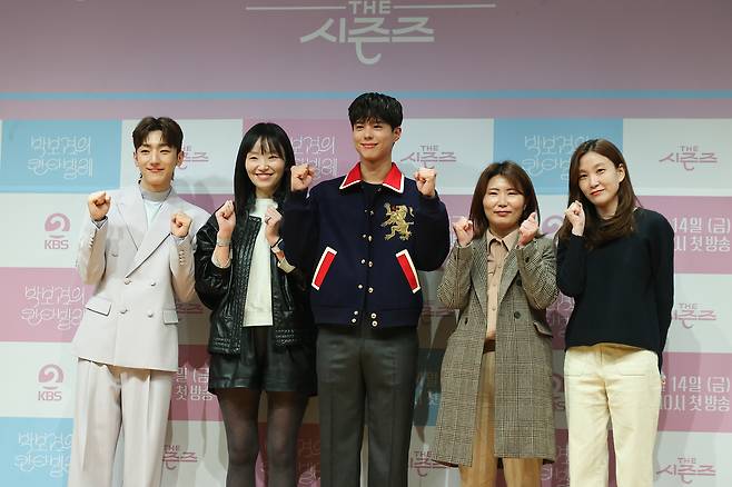 멜로망스의 정동환(왼쪽부터), 최승희 PD, 배우 박보검, 손자연 PD, 최지나 PD가 11일 서울 여의도 KBS아트홀에서 열린 ‘더 시즌즈 - 박보검의 칸타빌레’ 제작발표회에서 포즈를 취하고 있다. 2025.3.11. 연합뉴스