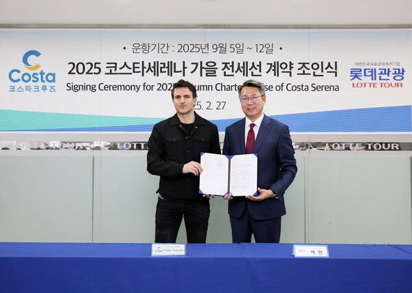 코스타 크루즈 프란체스코 무글리아(Francesco Muglia) CCO(왼쪽)와 롯데관광개발 백현 대표이사(오른쪽)가 계약 체결 후 기념사진을 촬영하고 있다 / 롯데관광개발