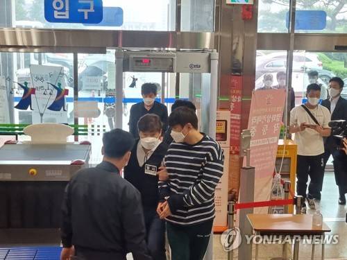불법 도박 혐의를 받는 전 프로야구 삼성 라이온즈 투수 윤성환이 2021년 6월 3일 오후 구속 전 피의자 심문(영장실질심사)를 받기 위해 대구지법에 출석하고 있다. 연합뉴스