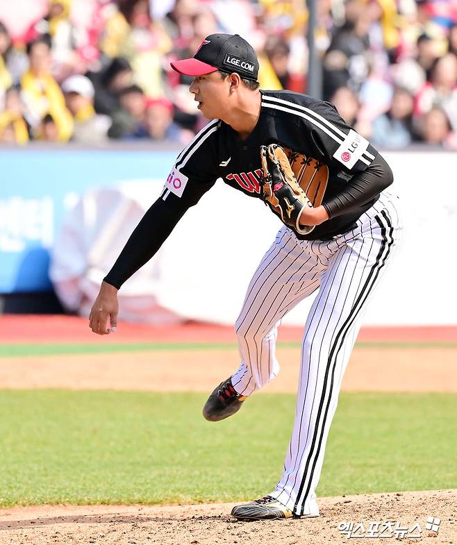 LG 투수 정우영은 지난 8일 수원 KT위즈파크에서 열린 '2025 신한 SOL Bank KBO 시범경기' KT전에서 구원 등판했다. 비시즌 발전해 많은 기대 속 마운드에 올랐으나 아웃카운트 하나를 잡는 동안 볼넷 2개를 내주며 흔들렸다. 엑스포츠뉴스 DB