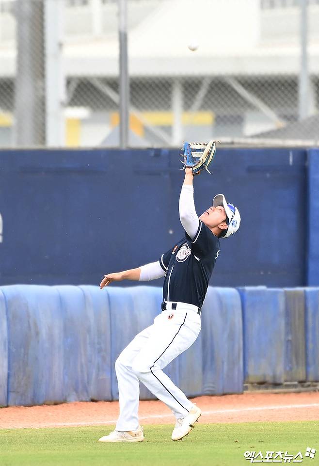 두산 베어스 오명진이 올해 스프링캠프 연습경기에서 수비하고 있다. 엑스포츠뉴스 DB