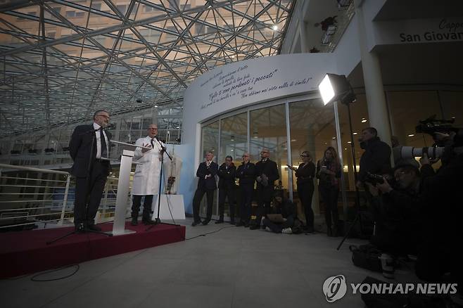 2월21일(현지시간) 교황의 병세 브리핑하는 로마 제멜리 병원 의료진 [AP 연합뉴스 자료사진. 재판매 및 DB 금지]