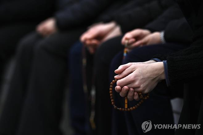 교황 쾌유 기원 묵주 기도 [EPA 연합뉴스 자료사진. 재판매 및 DB 금지]