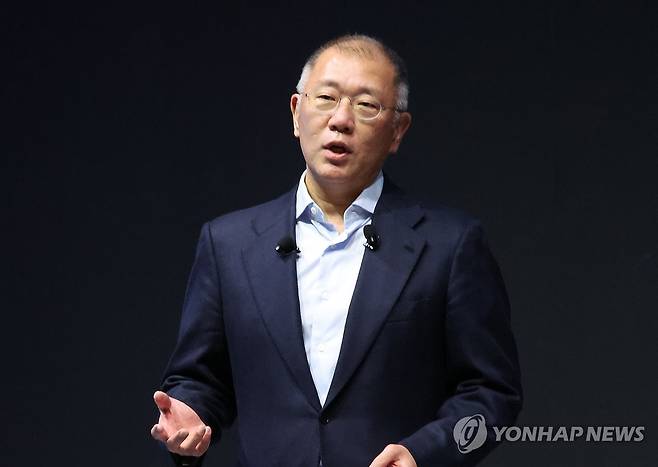 신년사 하는 정의선 회장 (고양=연합뉴스) 이진욱 기자 = 6일 경기 고양시 '현대모터스튜디오 고양'에서 열린 2025 신년회에서 정의선 현대차그룹 회장이 신년사를 하고 있다. 2025.1.6 cityboy@yna.co.kr