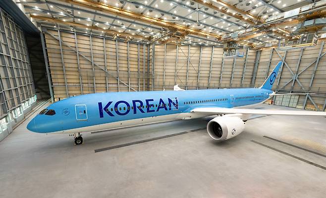 대한항공, 41년만에 새 로고 (서울=연합뉴스) 대한민국 최대 국적 항공사인 대한항공이 '태극 마크'로 대표되는 기업 이미지(CI)를 바꾼다.현재의 로고를 도입한 1984년 이후 41년 만이다. 빨간색, 파란색, 흰색으로 이뤄진 태극 문양에서 벗어나 현대적이고 간결한 디자인을 적용했다. 2025.3.11 [대한항공 제공, 재판매 및 DB 금지]
    photo@yna.co.kr