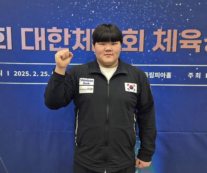 유도 여자 최중량급 신성 이현지  (서울=연합뉴스) 김경윤 기자 = 유도 여자 최중량급 초대형 기대주인 이현지(남녕고)가 2월 25일 서울 송파구 올림픽 파크텔에서 열린 대한체육회 체육상 시상식에서 포즈를 취하고 있다. cycle@yna.co.kr
