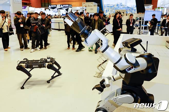 지난해 3월 서울 강남구 코엑스에서 열린 아시아 대표 스마트공장∙자동화산업전(Smart Factory+Automation World 2024)을 찾은 관람객들이 레인보우 로보틱스 부스를 둘러보고 있다.  2024.3.27/뉴스1 ⓒ News1 안은나 기자