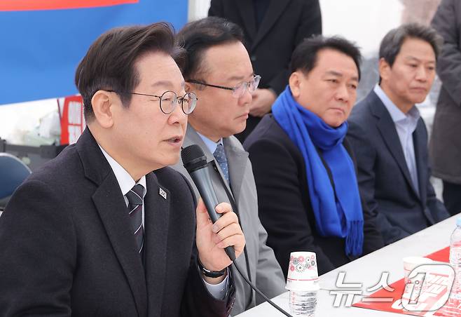 이재명 더불어민주당 대표가 12일 서울 광화문 앞 민주당 천막농성장에서 열린 국난극복을 위한 시국간담회에 참석해 발언하고 있다. (공동취재) 2025.3.12/뉴스1 ⓒ News1 김진환 기자