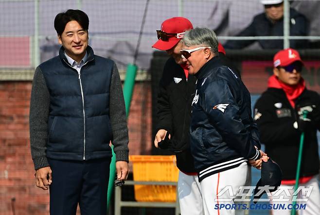 김경문 감독을 찾아 깍듯하게 인사하는 이택근 해설위원과 이숭용 감독.