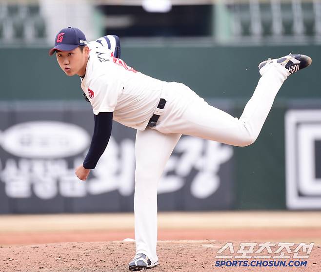 10일 부산 사직구장에서 열린 KBO리그 시범경기 롯데와 LG의 경기. 투구하고 있는 롯데 김태현. 부산=송정헌 기자songs@sportschosun.com/2025.03.10/