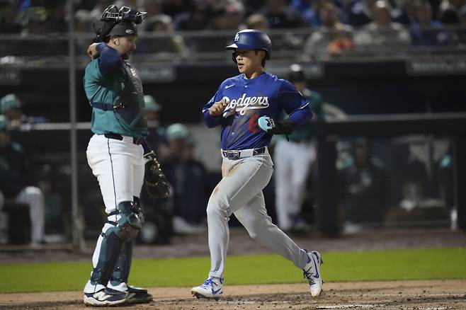 Los Angeles Dodgers' Hyeseong Kim, right, of South Korea, scores as Seattle Mariners catcher Cal Raleigh, left, pauses at home plate during the third inning of a spring training baseball game Friday, March 7, 2025, in Peoria, Ariz. (AP Photo/Ross D. Franklin)







<저작권자(c) 연합뉴스, 무단 전재-재배포, AI 학습 및 활용 금지>