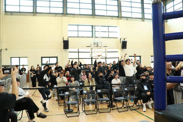 9일 프로복싱 경기가 열린 관악구민센터. 사진은 사각의 링 한쪽의 관중들. 이날 약 800명의 유료관중이 경기장을 찾았다./KBM