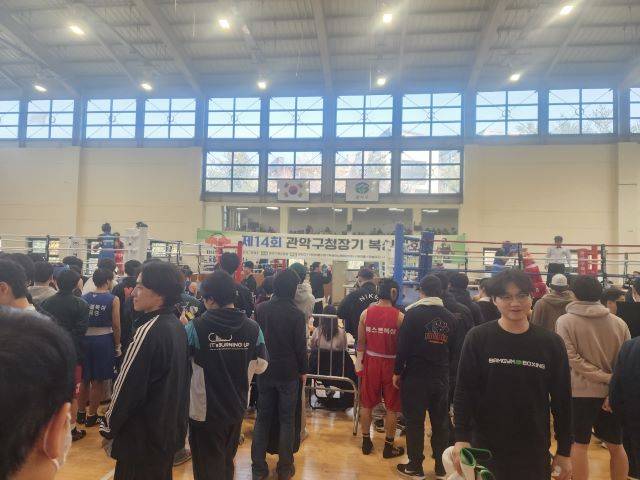 프로대회 전날 같은 장소에서 열린 관악구 생활체육 복싱대회 모습. 선수만 400명이 출전했다고 하며, 실제로 인근 이면도로에 주차난이 발생하기도 했다.