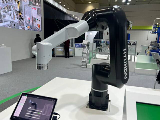 HD현대로보틱스가 개발 중인 고중량 협동로봇 HDC 시리즈 목업 (사진=지디넷코리아 신영빈 기자)
