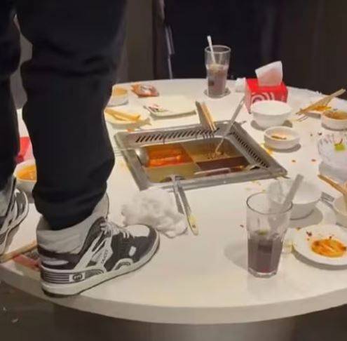 중국 사회관계망서비스(SNS) '웨이보'에 퍼진 '훠궈 냄비 소변' 영상. 웨이보 캡처