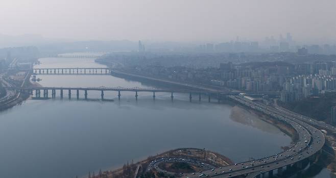 11일 서울 성동구 서울숲 상공에서 드론을 통해 바라본 도심이 초미세먼지로 뿌연 모습이다. 서울시는 올봄 첫 초미세먼지 비상저감조치를 발령했다. /장련성 기자