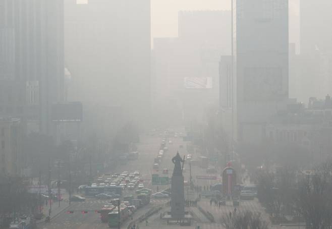 지난 1월 21일 오전 서울 광화문 광장 상공에서 드론으로 내려다 본 세종대로 일대가 중국발 미세먼지로 인해 뿌연 모습이다. 미세먼지가 심할 것으로 예상된 날을 대비해 미리 드론비행허가를 받고 촬영했다. / 장련성 기자