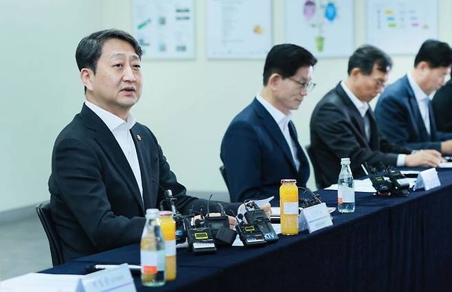 안덕근(왼쪽) 산업통상자원부 장관이 11일 경기 성남시 분당구 동진쎄미켐 판교연구소에서 열린 반도체 연구개발 근로시간 개선 간담회에 참석해 발언하고 있다./산업통산자원부