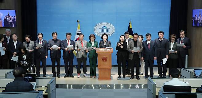 국민의힘 나경원, 김재정, 김희정 의원 등 국힘 소속의원들이 12일 서울 여의도 국회 소통관에서 對헌법재판소 2차 공개탄원서 제출 기자회견을 갖고 있다. /남강호 기자