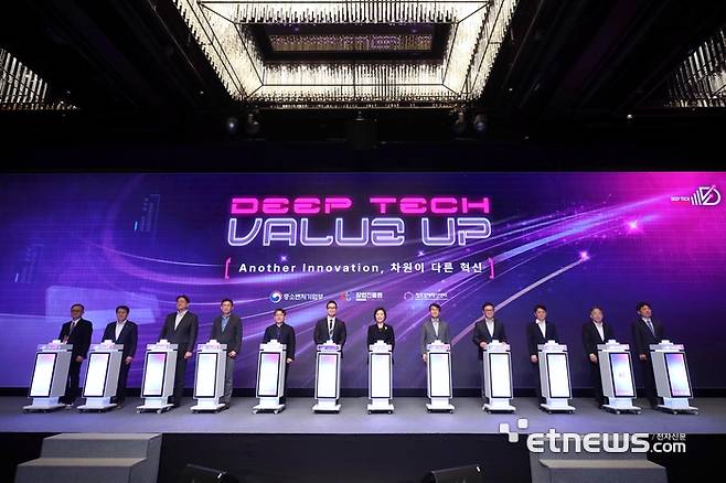 오영주 중소벤처기업부 장관(가운데)이 12일 서울 서초구 JW메리어트호텔에서 열린 '딥테크 밸류업 프로그램 공동 밋업데이'에서 참석자들과 세리머니를 하고 있다.(사진=중소벤처기업부)