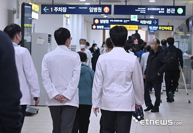 서울의 한 대형병원에서 의료진이 이동하고 있다. 박지호기자 jihopress@etnews.com